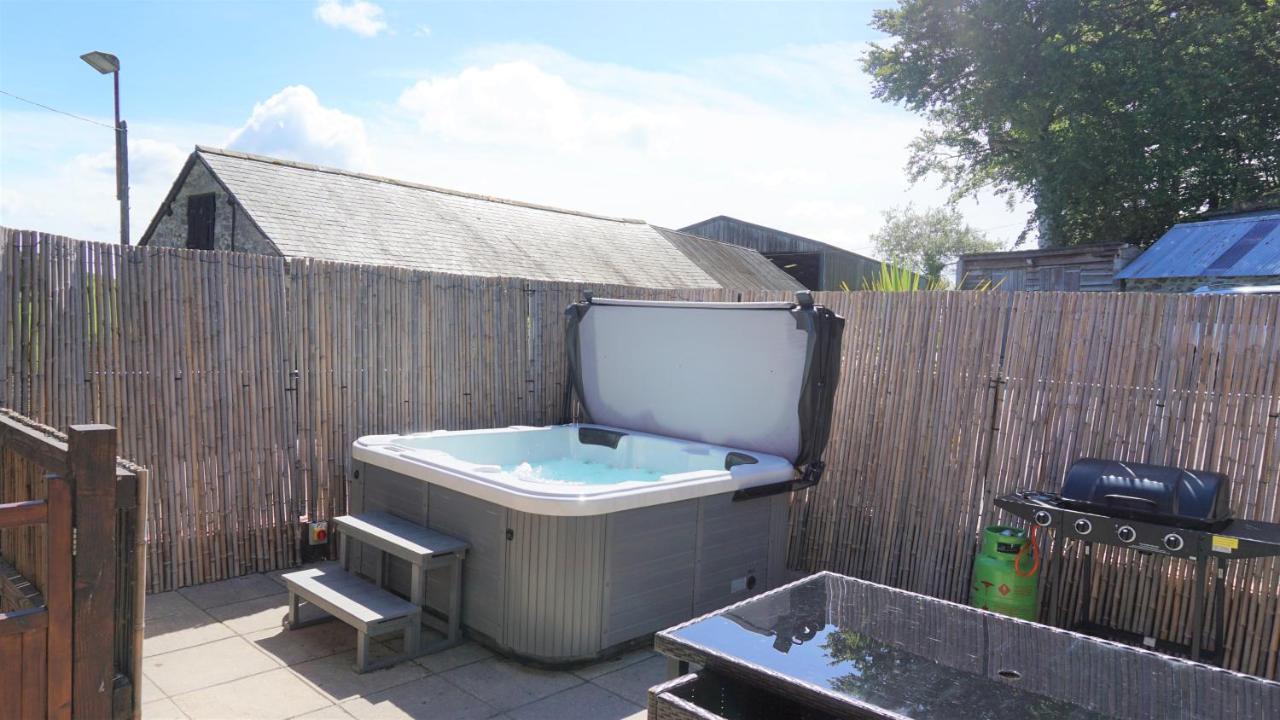 Shepherd'S Watch Cottage - 5* Cyfie Farm With Private Hot Tub Llanfyllin ภายนอก รูปภาพ